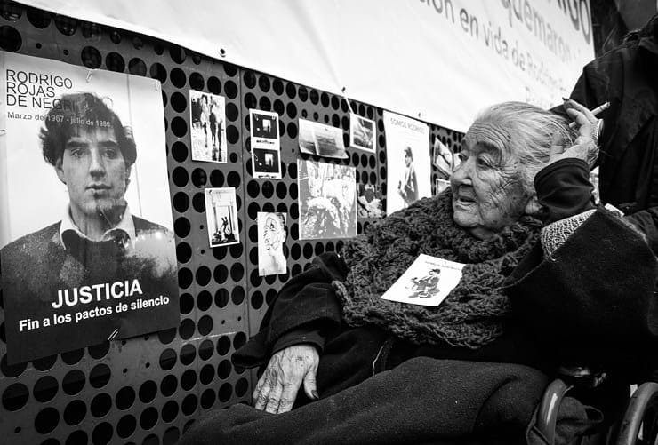 Ana González frente a la foto de Rodrigo Rojas de Negri - Agencia Fanky - Arturo Ledezma